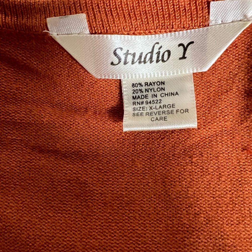 Studio‎ Y sweater - Picture 3 of 3